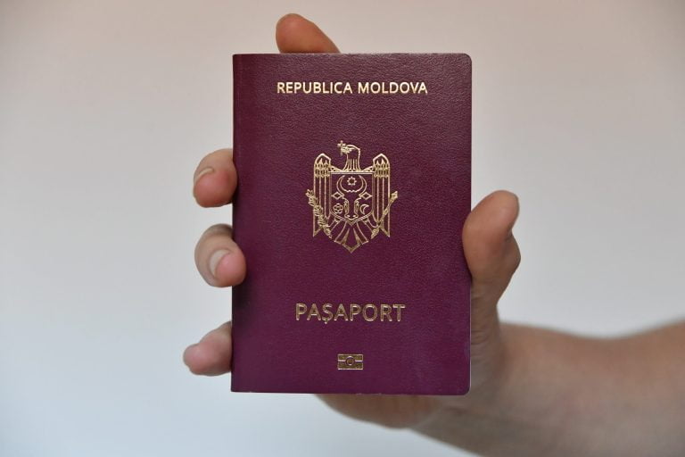 Se ieftinesc pașapoartele, începând cu 1 august