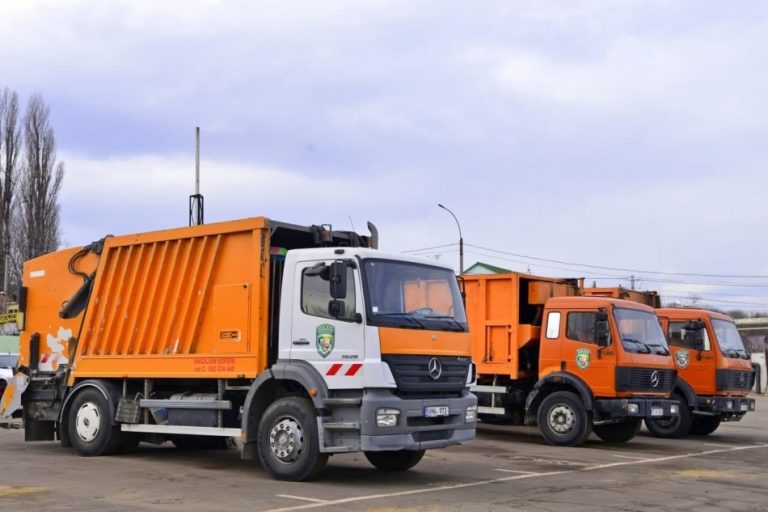 Municipalitatea va cumpăra 8 autocamioane de mare capacitate pentru transbordarea deșeurilor