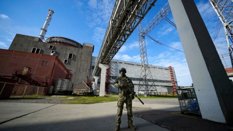 Rușii au lovit de două ori centrala nucleară din Zaporojie, e un act de teroare, acuză Zelenski. Un reactor a fost oprit după atac