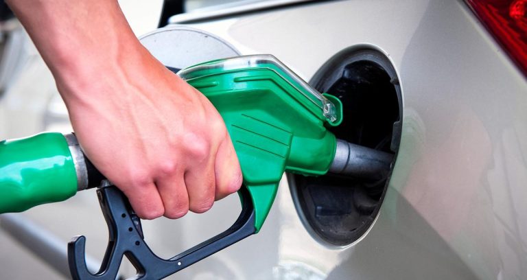 ANRE a afișat noi prețuri plafon pentru benzină și motorină: Indicii continuă să scadă