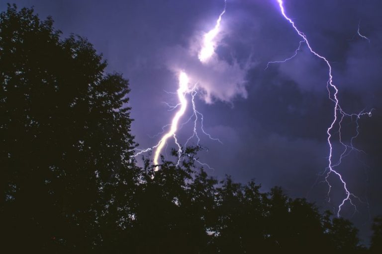 Alertă meteo: Cod Galben de ploi cu descărcări electrice și averse puternice