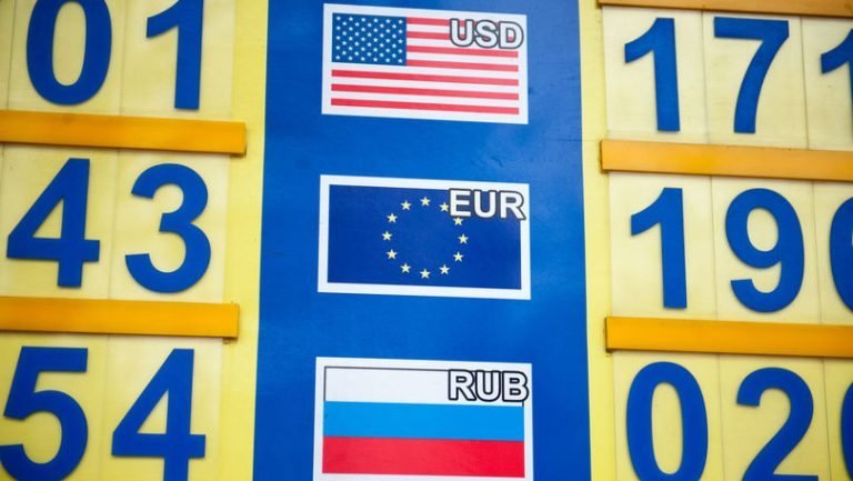 Situație neobișnuită pe piața valutară din R. Moldova: Moneda euro se depreciază și valorează mai puțin decât un dolar american