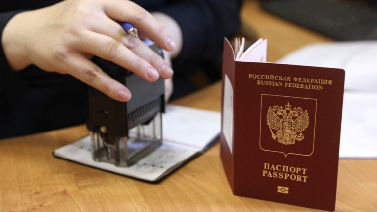Uniunea Europeană suspendă relaxarea regimului de vize pentru cetăţenii ruşi