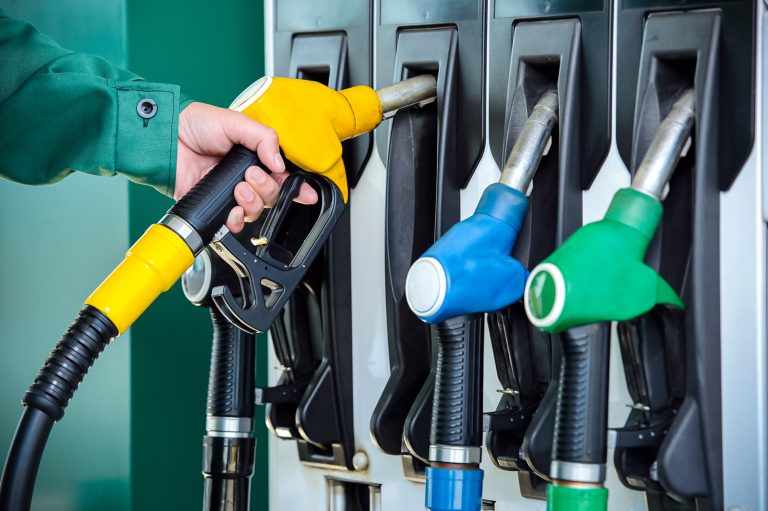 Noi prețuri afișate de ANRE: Benzina este mai ieftină decât motorina cu aproape doi lei