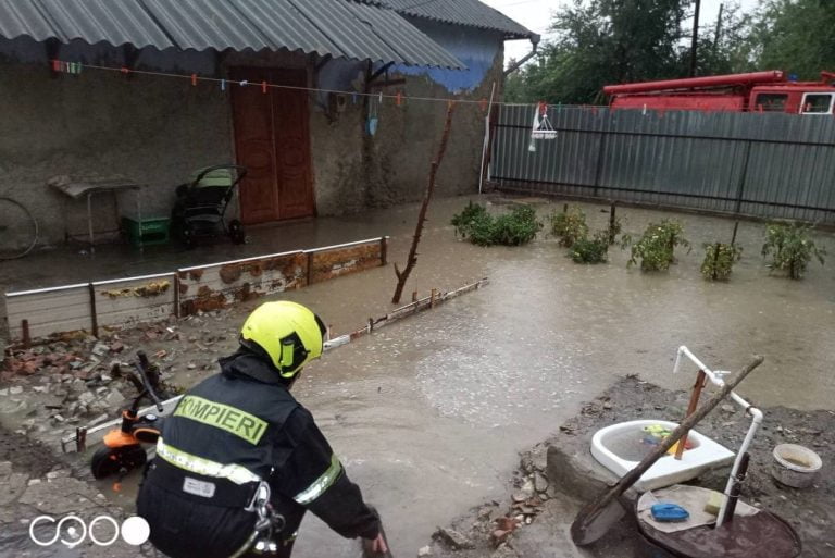 Inundații în mai multe regiuni ale țării: Peste 30 de persoane, salvate