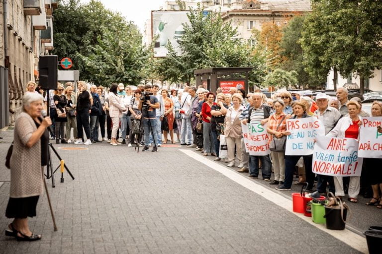 Protest cu găleți la sediul ANRE din Chișinău