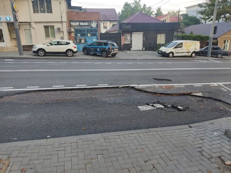 Ploaia a stricat asfaltul de pe strada Ion Creangă, dată în exploatare acum un an