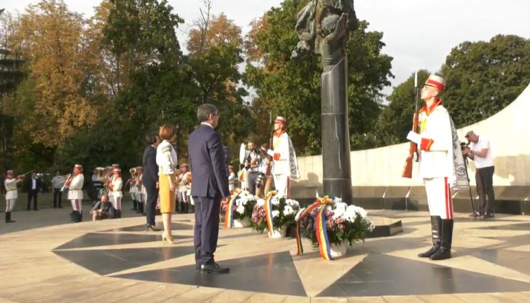 31 de ani de independență: Sandu, Gavrilița și Grosu au depus flori la monumentul lui Ștefan cel Mare