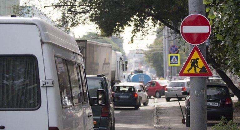 Trafic suspendat pe strada Alexandru cel Bun până la sfârșitul lunii octombrie: Cum vor circula microbuzele