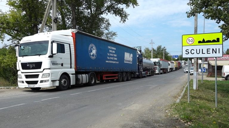 Criza camioanelor la vama Sculeni: sute de șoferi sunt nevoiți să aștepte zile întregi traversarea vămii