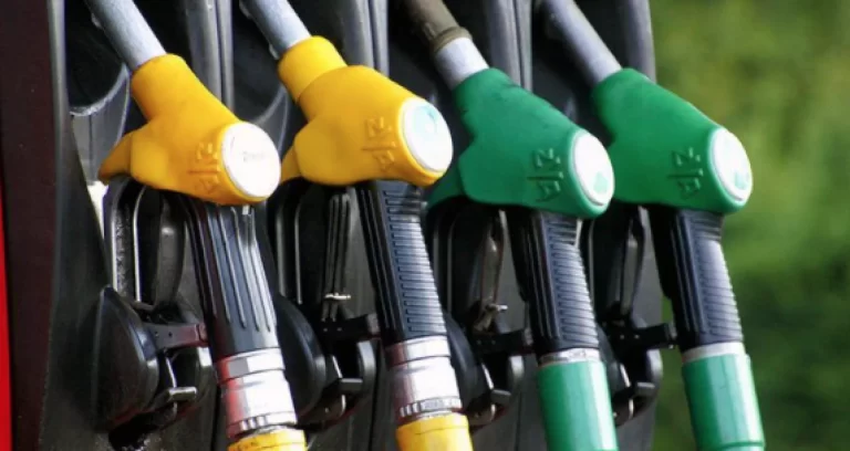 În ultima săptămână prețul la benzină a scăzut cu 1,60 lei/litru, iar prețul la motorină cu 0,62 lei/litru: Precizările ANRE