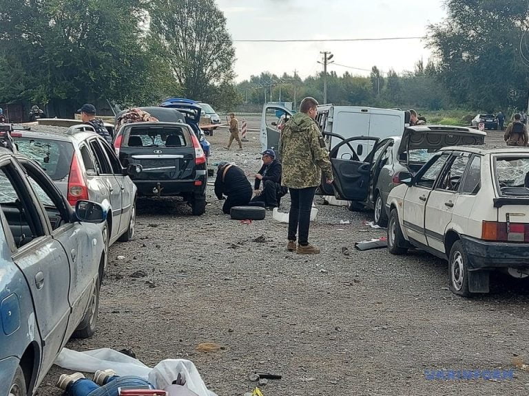 Convoi de vehicule cu civili ucraineni, lovit de o rachetă în Zaporojie: 23 de morți și 28 de răniți