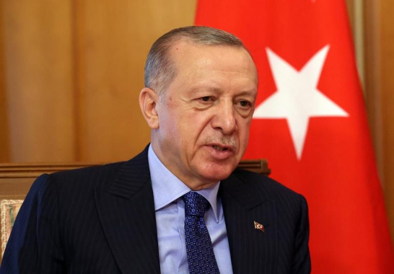 Politico: Erdogan pregătește războaie și represiune pentru a-și salva puterea