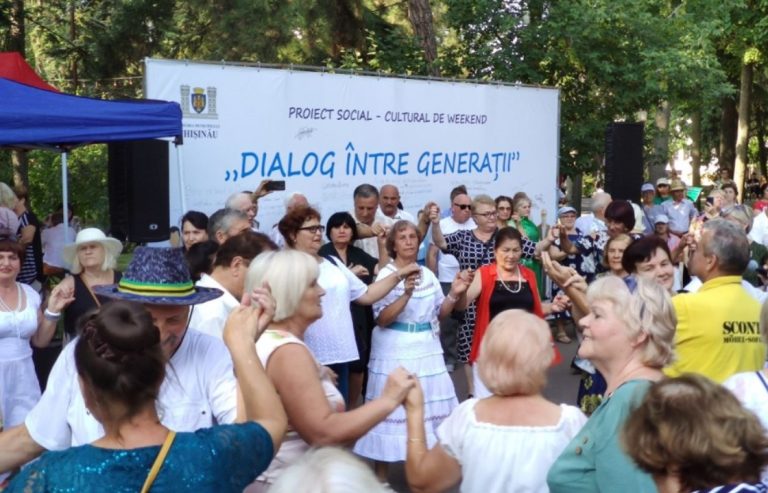 Spectacol muzical în aer liber în Grădina Publică „Ștefan cel Mare și Sfânt”, în cadrul proiectului „Dialog între generații”