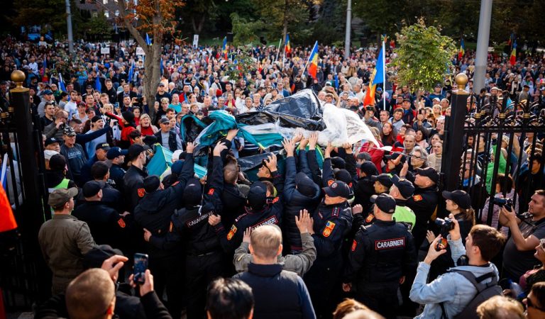 (DOC)IGP: La manifestația organizată de Partidul „ȘOR” au participat circa 6000 de persoane. Participanții la protest au atacat forțele de ordine