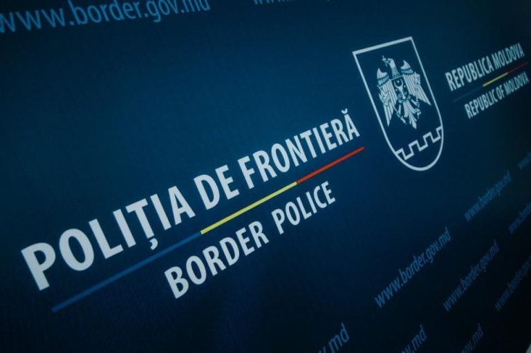 Doi bărbați, reținuți, după ce au transmis 2000 de euro unui angajat din cadrul Poliției de Frontieră, pentru facilitarea contrabandei cu țigări