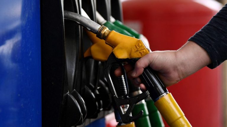 Noi tarife afișate de ANRE: Prețul la benzină a scăzut sub 23 lei/litru