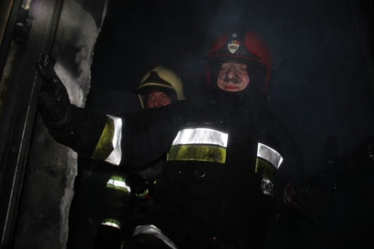 Incendiu în scara unui bloc din Capitală: Cinci echipaje de pompieri, la fața locului