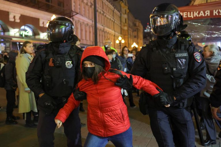 Peste o mie de protestatari împotriva mobilizării, arestați în Rusia