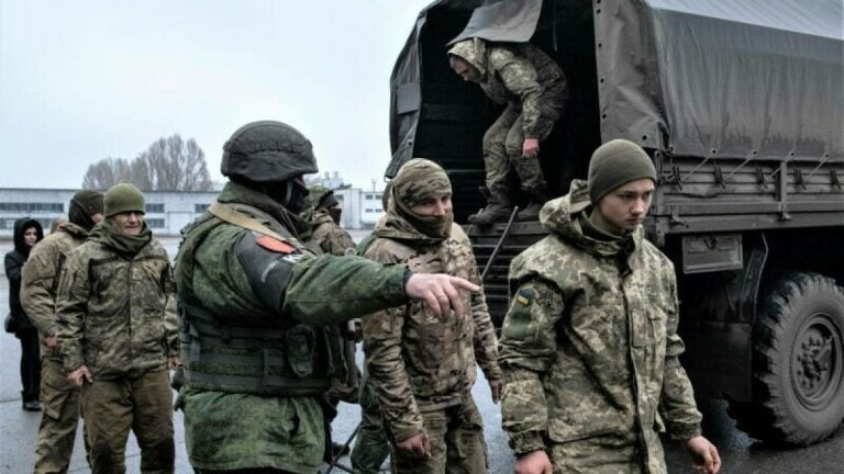Video/Ucraina a anunțat eliberarea a 215 luptători ucraineni într-un schimb de prizonieri cu Rusia