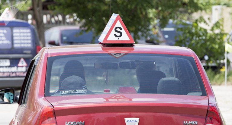 Permisul de conducere: Câți moldoveni susțin din prima examenul auto