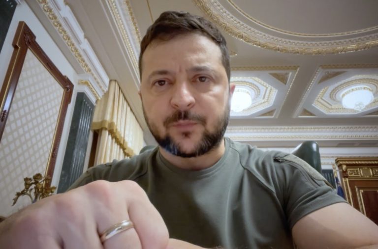 VIDEO/ Zelensky: „Ucraina nu va suporta încercările Rusiei de a pune mâna pe orice parte a pământului nostru. Pentru cei care înţeleg doar rusă: Dacă vrei să trăieşti, fugi”