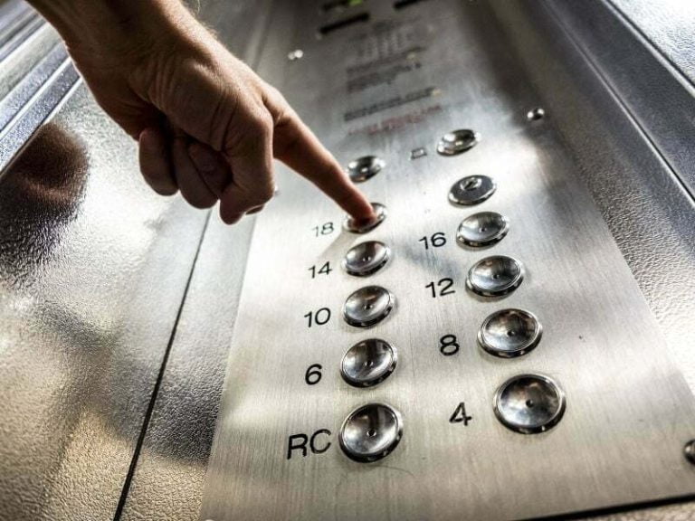 Noi decizii ale CSE: Funcționarea lifturilor în intervalele 07:00-11:00 și 18:00-23:00, interzisă