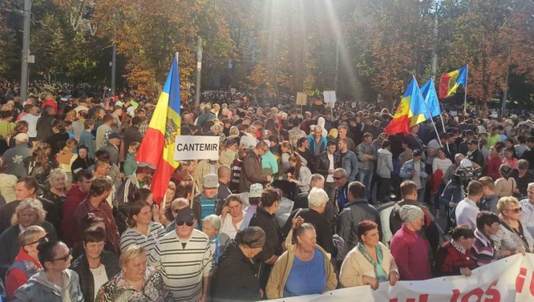 Sociolog: Actualele proteste mai degrabă favorizează guvernarea