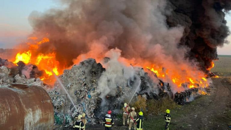 ANSP, după incendiul produs într-un depozit din Capitală: „Expunerea la emisiile cauzate de arderea deșeurilor din plastic prezintă un risc major pentru sănătatea populației”