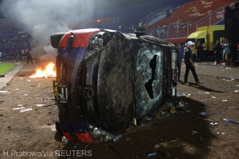 Revoltă la un meci de fotbal în Indonezia: 129 de persoane au murit