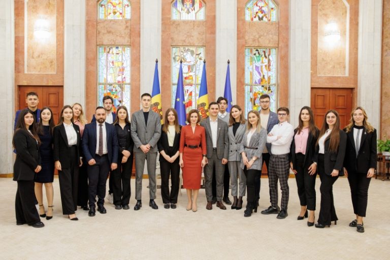 Maia Sandu, întrevedere cu un grup de studenți moldoveni care învață în România: Vă așteptăm acasă mai ales acum, când procesul de integrare europeană devine o realitate