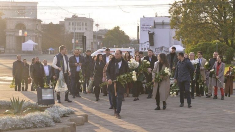 VIDEO/ De Hramul orașului Chișinău, conducerea primăriei a depus flori la monumentul lui Ștefan cel Mare și Sfânt