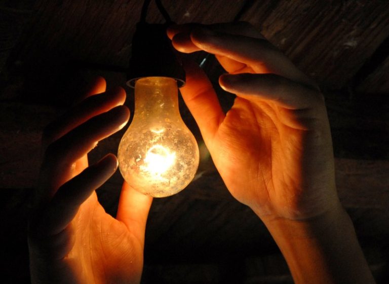Premier Energy: Încă 2.000 de gospodării casnice rămân fără energie electrică