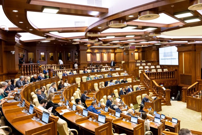 32 de deputați din actuala legislatură au studii în drept sau au activat în domeniu