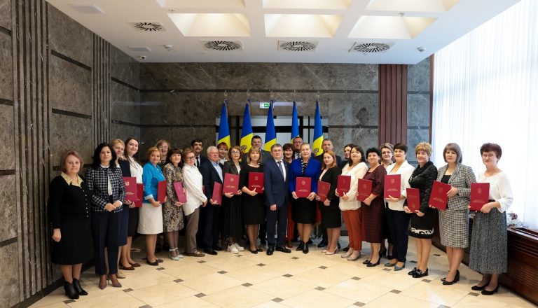Un grup de profesori, cu Diplome ale Parlamentului. Grosu: „Să facem echipă comună pentru copiii noștri talentați, care să vină cu plăcere la școală”