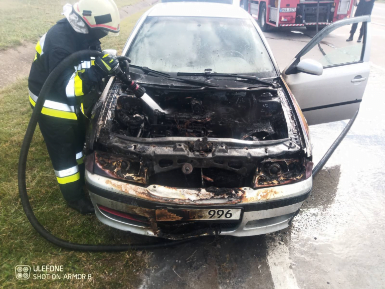O mașină, cuprinsă de flăcări în localitatea Băcioi: Secțiunea motorului, afectată
