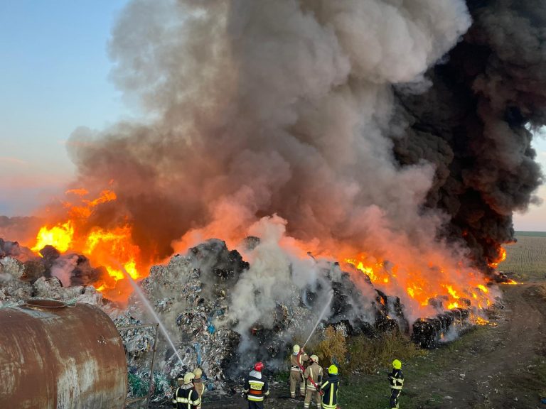 FOTO/ Incendiu într-un depozit din Capitală. Opt echipe de pompieri au luptat cu flăcările