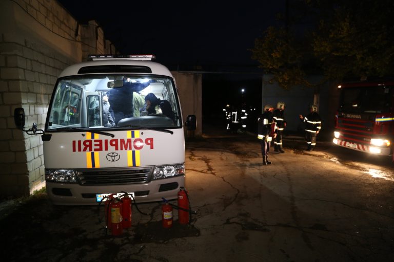 FOTO/Incendiu la Spitalul Clinic de Psihiatrie din orașul Codru. Pacienții au dat foc la saltele