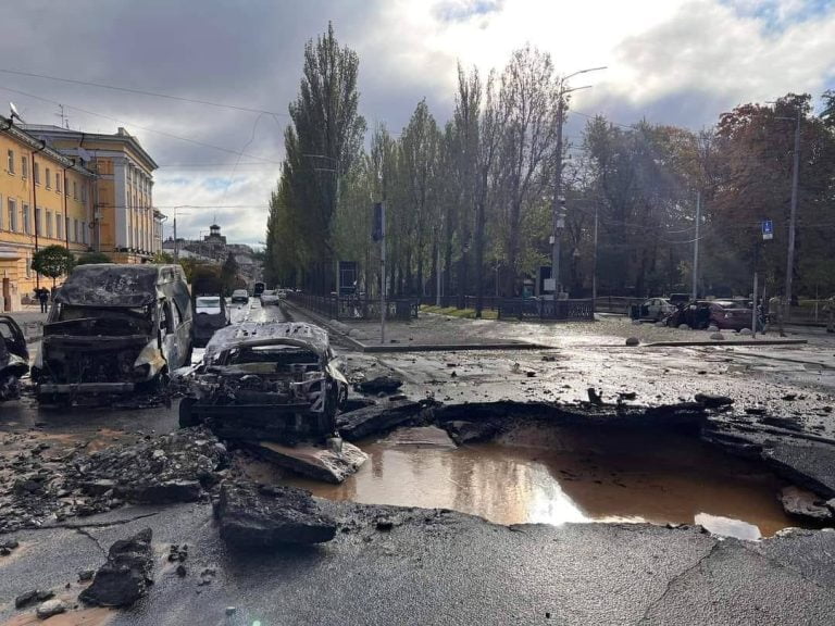 VIDEO/ Rușii se răzbună pe distrugerea Podului Kerci și lovesc cu rachete Kievul. Zelenski îndeamnă populația să se adăpostească