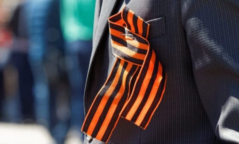 CC a decis: Panglica negru-oranj poate fi confecționată și purtată pe teritoiul R. Moldova