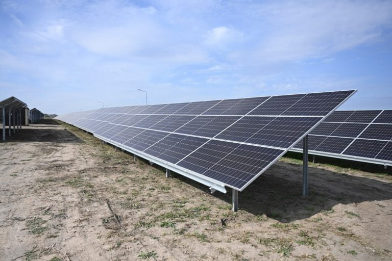 Cel mai mare investitor românesc în R. Moldova a inaugurat un parc fotovoltaic. Spînu: Exemplele bune trebuie promovate