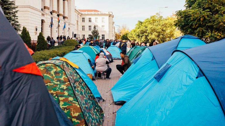 VIDEO/Peste 20 de corturi instalate în fața Procuraturii Generale, ridicate de polițiști