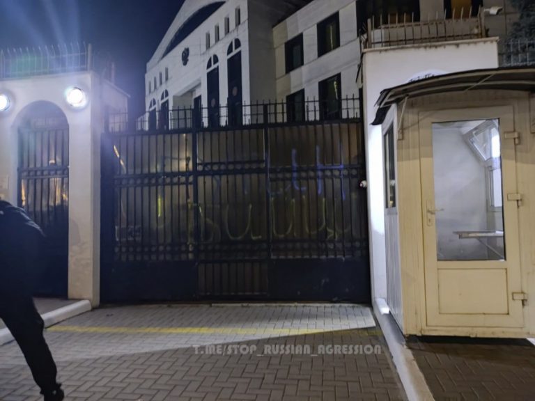 FOTO/ Ambasada Federației Ruse la Chișinău, vandalizată. Un bărbat, originar din Rusia, reținut pentru 72 de ore