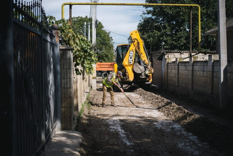 FOTO/În localitățile din țară se repară străzi unde nu s-au efectuat lucrări de zeci de ani