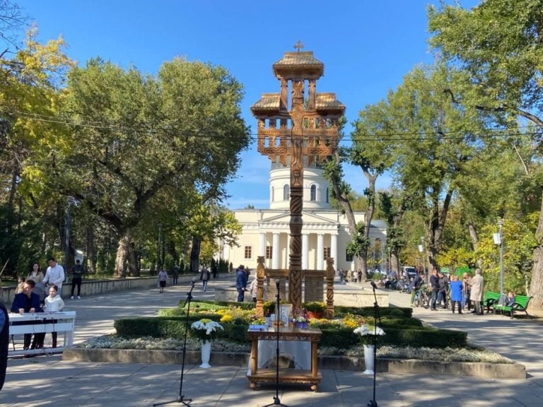 În scuarul Catedralei Mitropolitane a fost inaugurată o nouă Troiță monumentală, adusă din Maramureș