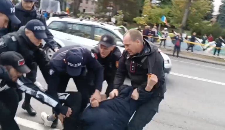 VIDEO/ Bătaie între poliție și protestatari în centrul Capitalei