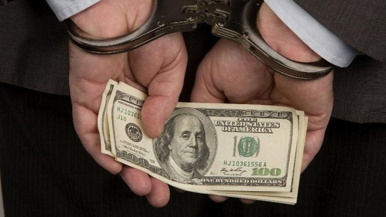 A încercat să mituiască un șef de post vamal cu 5.000 de dolari: Un broker vamal, reținut