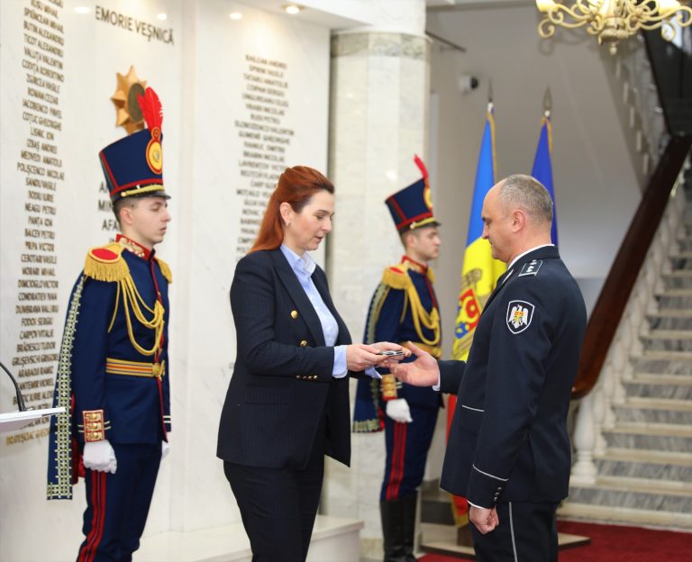 FOTO/ Veterani și angajați MAI, decorați cu distincții și grade speciale