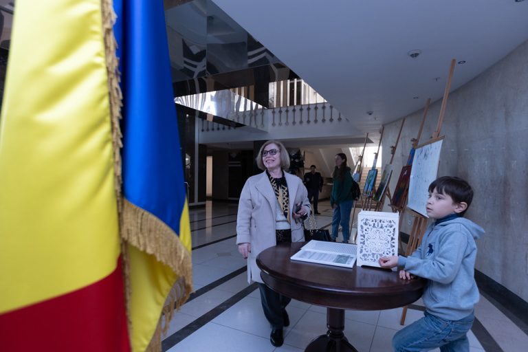 Pacea, promovată prin artă: Parlamentul găzduiește o expoziție caritabilă de picturi, realizate de copii din R. Moldova și refugiați din Ucraina