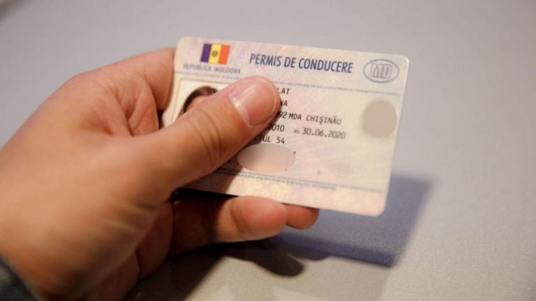 Mită de 600 de euro pentru un permis de conducere la Ungheni: Doi frați, reținuți de CNA
